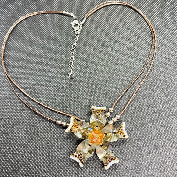Stunning Crystal Flower Necklace - Picture 8 of 9